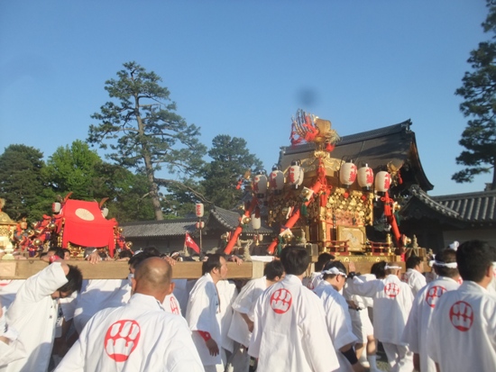 856-御霊祭　朔へい門と神輿.JPG